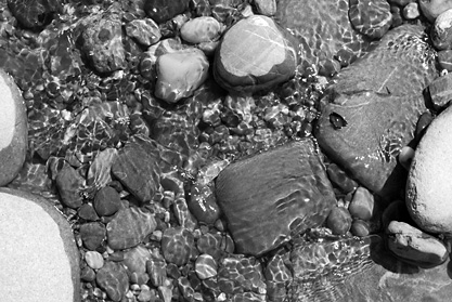 Kleine Emme bei Littau: rundgeschliffene Steine und Kies im Wasser 