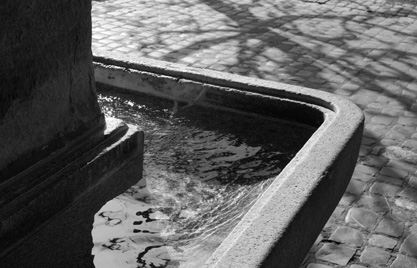 Fischmarkt, das Brunnenbecken, bewegte Oberfläche, Licht und Schatten; die Tiefe wie durch Spiegel verborgen